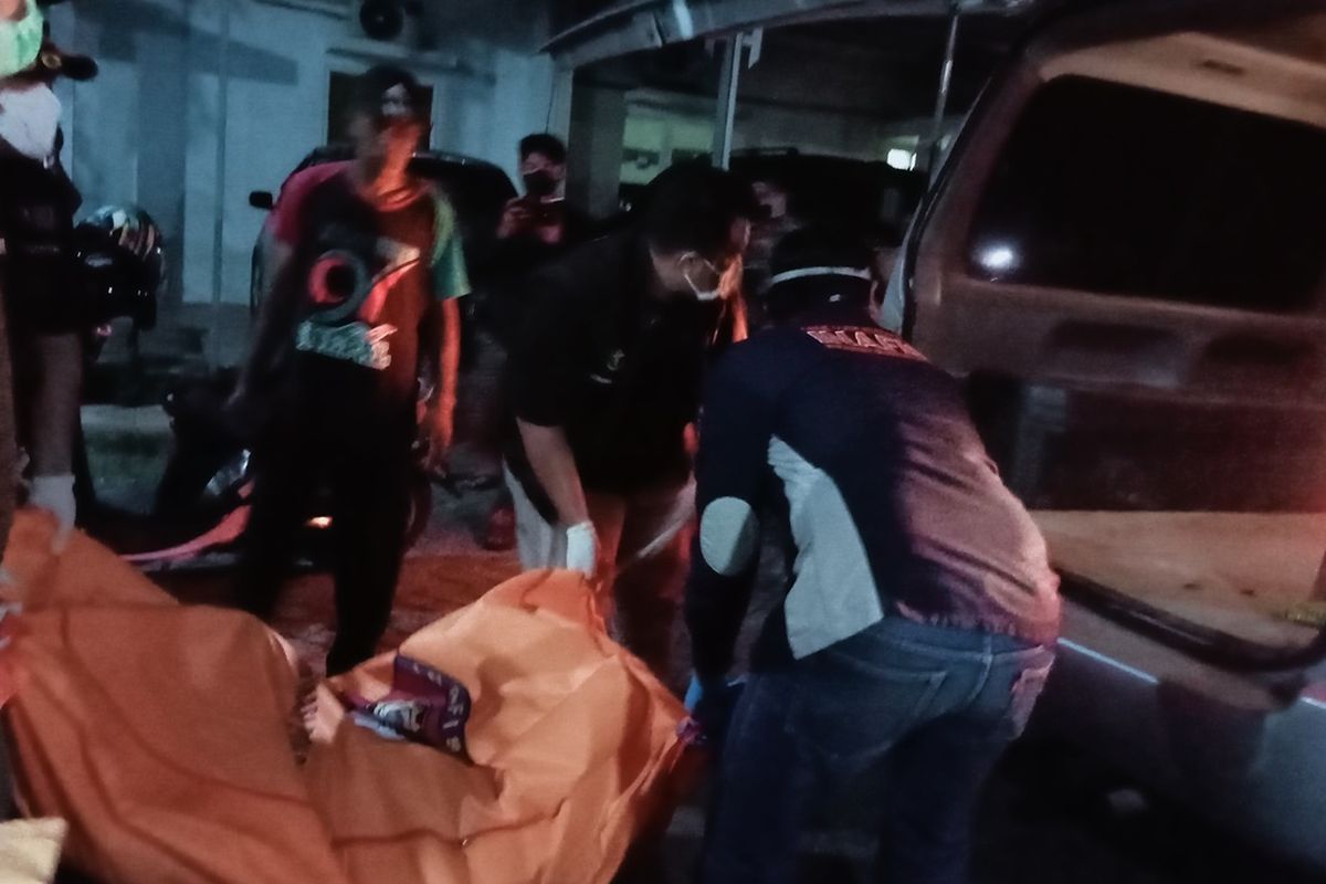 Petugas dari tim Dokpol Biddokkes Polda Sulsel melakukan evakuasi terhadap jasad Yusuf yang ditemukan dalam kondisi sudah membengkak dan mengeluarkan bau kurang sedap di dalam rumahnya di kawasan perumahan elit, Jalan Inspeksi Kanal Marindah, Kecamatan Rappocini, Kota Makassar, Sulsel. Rabu (7/6/2023) malam