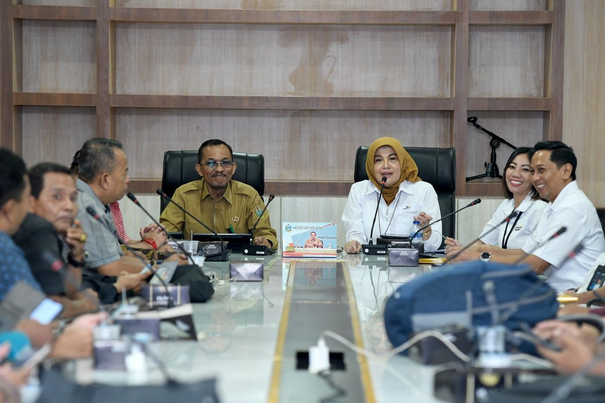 Kepala Dinas Komunikasi dan Informasi (Kadiskominfo) Sumut Ilyas Sitorus saat konferensi Pers bersama Branch Manager Anne Roosfianti, Distribution Head 1 Bank Mandiri Taspen Tiara Mayasari, Branch Manager Taspen Medan Davit Meringgo, dan Business Control Taspen Medan Azhar pada Sosialisasi Program-program Taspen di Kantor Gubernur Sumut, Jalan Pangeran Diponegoro, Senin (6/5/2024).