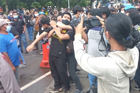 Penangkapan Sejumlah Orang oleh Polisi demi Kondusifnya Aksi Demo 21 April...