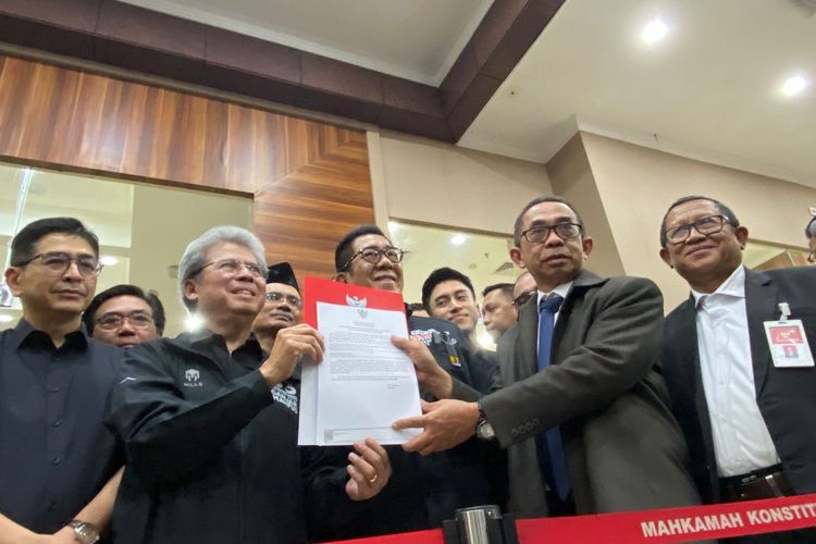 Tim Hukum pasangan calon presiden dan calon wakil presiden nomor urut 3, Ganjar Pranowo-Mahfud MD resmi mendaftarkan gugatan Pilpres 2024 ke Mahkamah Konstitusi (MK) pada Sabtu (23/3/2024) petang. 