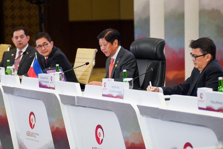 Ketua ASEAN-Business Advisory Council (ASEAN-BAC) Arsjad Rasjid dalam pembukaan Pertemuan Meja Bundar Indonesia-Filipina yang digelar di sela penyelenggaraan Konferensi Tingkat Tinggi (KTT) ke-43 Association of Southeast Asian Nations (ASEAN) 2023, di Jakarta, Rabu (6/9/2023).
