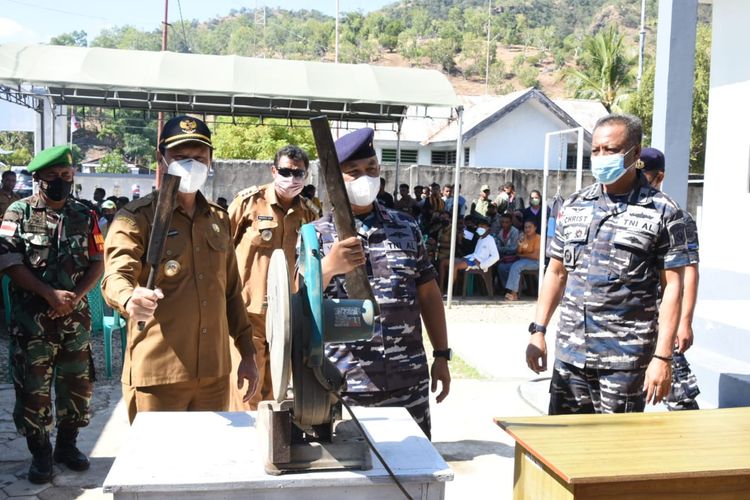 Senjata api rakitan yang diserahkan warga Kabupaten Belu, Nusa Tenggara Timur (NTT), dimusnahkan oleh anggota TNI AL