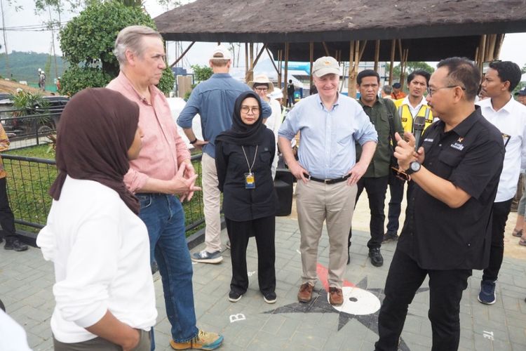 Para anggota kongres AS sedang mendengarkan penjelasan dari Kepala Otorita IKN Bambang Susantono di kawasan IKN, Kalimantan Timur, Kamis (13/4/2023).