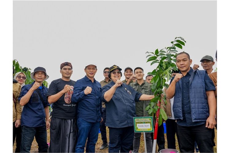Menteri LHK Situ Nurbaya saat memimpin kegiatan Penanaman Pohon Serentak di Cianjur. 