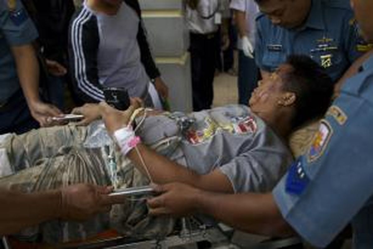 Korban ledakan gudang amunisi Pasukan Katak TNI AL di Pondok Dayung, Tanjung Priok, Jakarta Utara dibawa ke RS TNI AL Mintohardjo, Jakarta Pusat, Rabu (5/3). Ledakan tersebut mengakibatkan 87 orang terluka dan seorang meninggal dunia.  
----------------------
Kompas/Agus Susanto (AGS)
5-03-2014