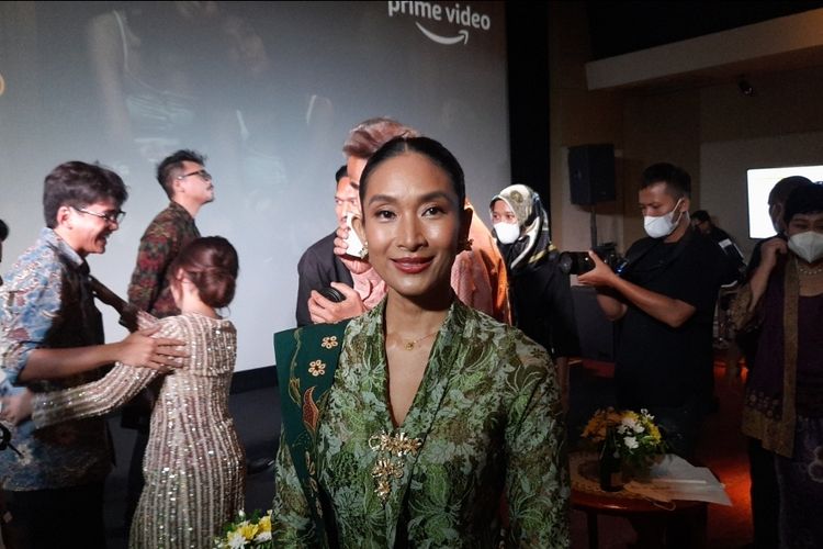 Aktris Happy Salma saat ditemui dalam acara movie screening film Before, Now & Then di kawasan Senayan, Jakarta Pusat, Kamis (18/8/2022). 
