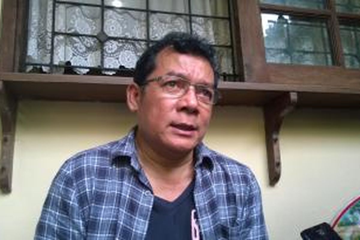 Mathias Muchus diabadikan usai wawwncara di rumah duka almarhum Didi Petet, Jalan Bambu Apus No 76, Sasak Tinggi, Ciputat, Tangerang Selatan, Jumat (15/5/2015).