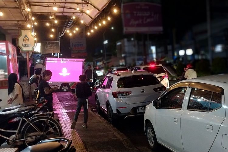Mobil dengan memasang layar besar terparkir untuk nonton bareng warga menyaksikan acara debat publik Pilkada Kota Tasikmalaya, Jawa Barat, Sabtu (2/11/2024).