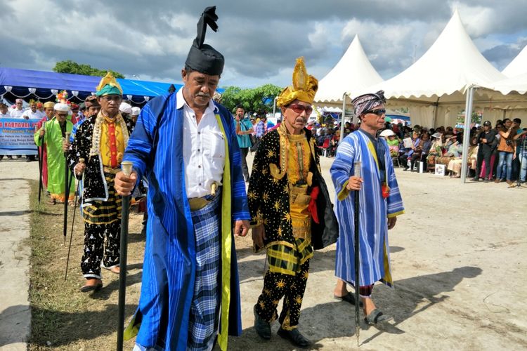 Rombongan tetua adat saat tampil di parade kebudayaan bahari, Wonderful Festival and Expo 2017 atau Wakatobi Wave 2017 di Pelabuhan Panggulubelo, Pulau Wangi-wangi, Kabupaten Wakatobi, Provinsi Sulawesi Tenggara, Sabtu (11/11/2017).