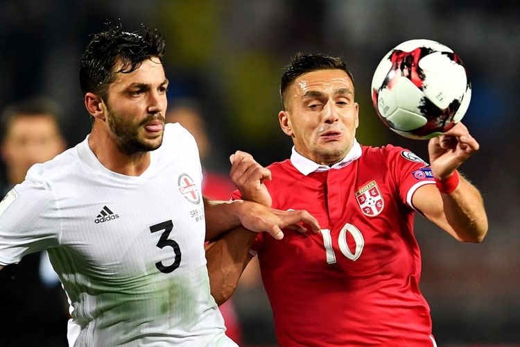 Gelandang tim nasional Serbia, Dusan Tadic (kanan), berduel dengan pemain Georgia, Davit Khocholava, dalam matchday terakhir Grup D babak Kualifikasi Piala Dunia 2018 zona Eropa di Stadion Rajko Mitic, Belgrade, Serbia, pada Senin (9/10/2017).