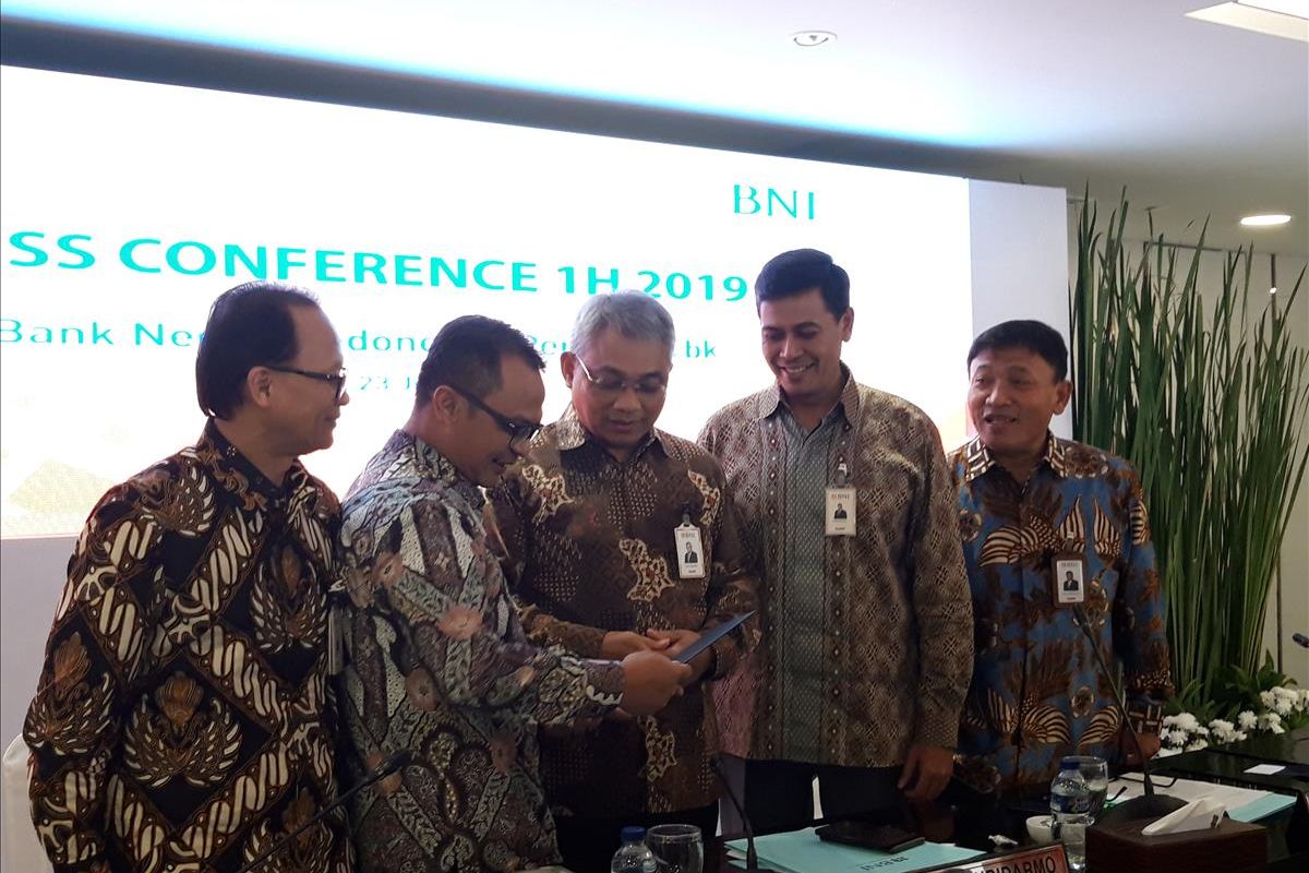 Jajaran direksi PT Bank Negara Indonesia Persero (Tbk) ketika memberikan paparan kinerja semester I di Jakarta, Selasa (23/7/2019).