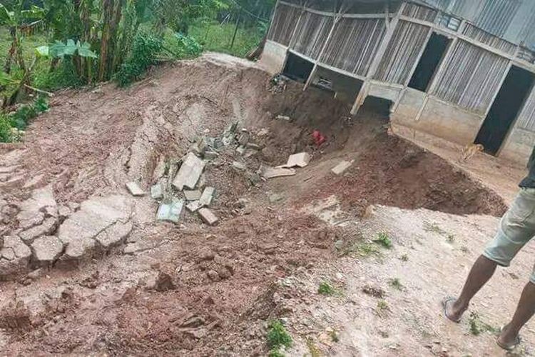 Rumah salah satu warga Desa Belle, Kecamatan Kie, Kabupaten Timor Tengah Selatan (TTS), Nusa Tenggara Timur (NTT), rusak akibat longsor, Jumat (1/7/2022)