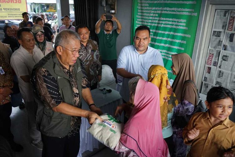 Dirut Perum Bulog, Bayu Krisnamurthi berikan bantuan beras ke pedagang di Pasar Ngawen Blora, Jawa Tengah, Sabtu (24/2/2024)