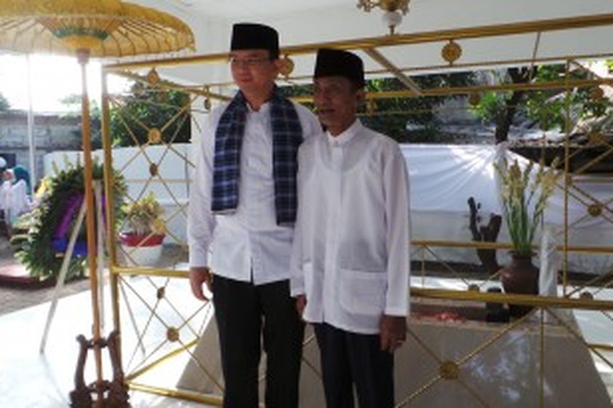 Wakil Gubernur DKI jakarta Basuki Tjahaja Purnama bersama penjaga makam Kusuma Wijaya, Hadi Doyo. Basuki memberikan hadiah umroh kepada Hadi Doyo atas kesetiaannya menjaga makam Pangeran Wijaya Kusuma selama 44 tahun.