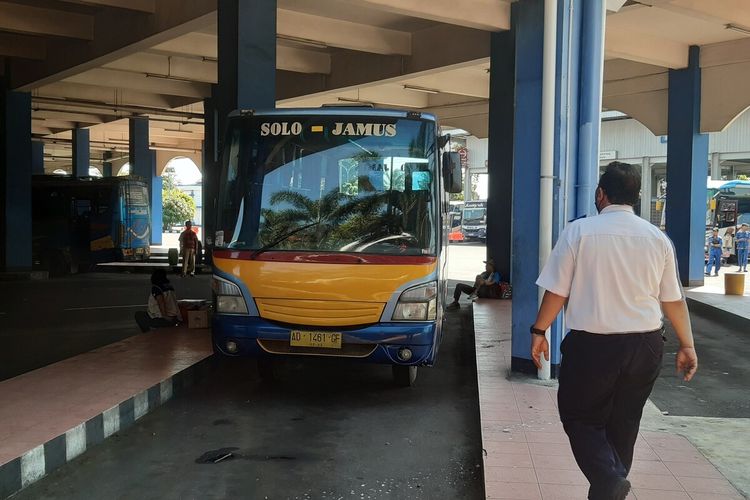 Bus Karunia Mulya di Terminal Tipe Tirtonadi Solo, Jawa Tengah.