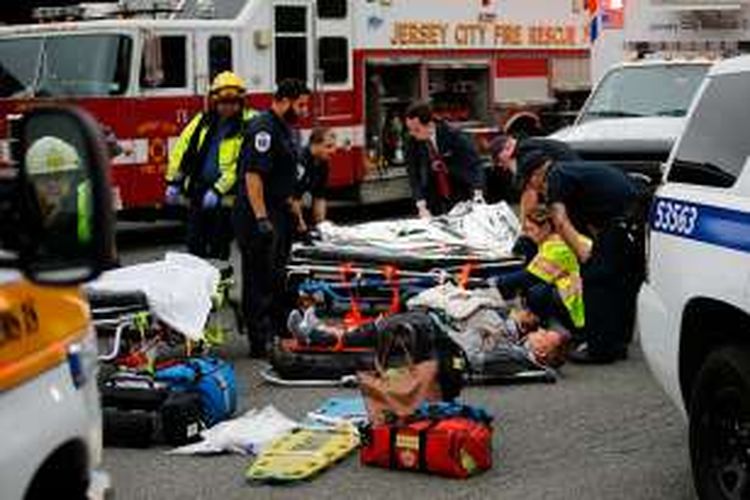 Para korban yang telah diselamatkan dari kecelakaan kereta komuter di stasiun Hoboken, New Jersey, Kamis pagi (Jumat WIB). Satu perempuan dipastikan tewas dalam insiden ini.