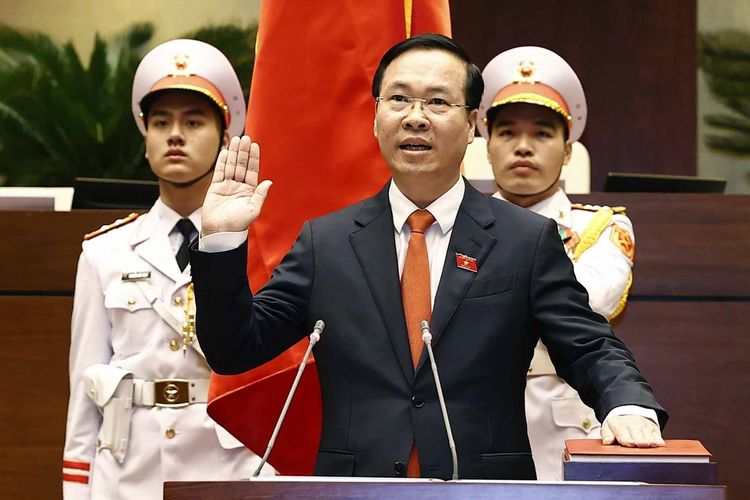 Foto yang diambil dan dirilis oleh Kantor Berita Vietnam pada Kamis (2/3/2023) ini menunjukkan Presiden Vietnam Vo Van Thuong yang baru sedang mengambil sumpah dalam pertemuan luar biasa Majelis Nasional di Hanoi. 