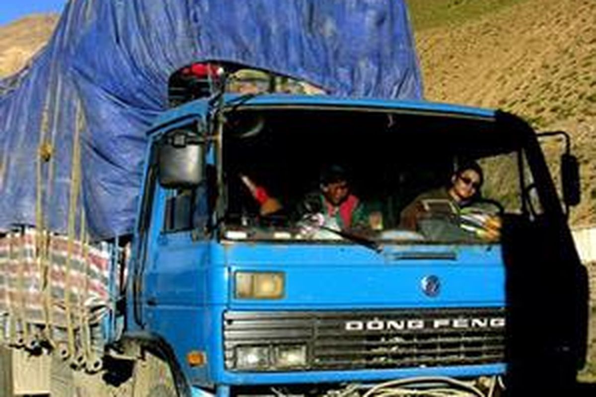 Naik truk Dongfeng keliling negeri.