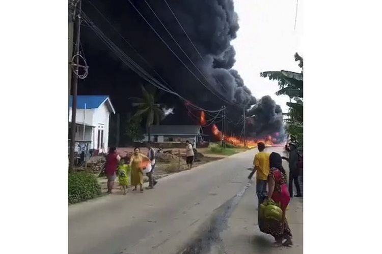 Lokasi kebaran yang diduga gudang minyak ilegal berada di Jalan Mayjen Satibi Darwis, Kelurahan Karya Jaya, Kecamatan Kertapati, Palembang, Sumatera Selatan terbakar, Kamis (22/9/2022).