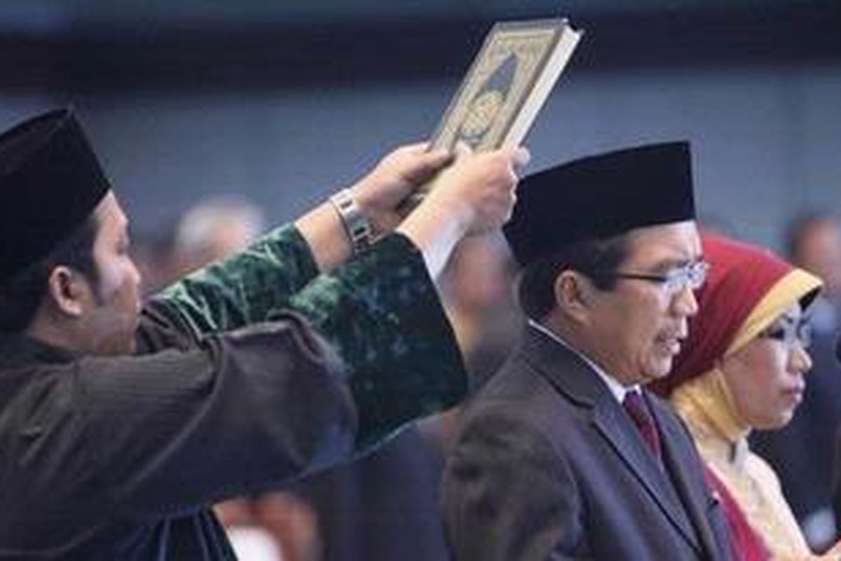 Ketua Dewan Komisioner Otoritas Jasa Keuangan, Muliaman Darmansyah Hadad diambil sumpah jabatan bersama delapan orang anggota lainnya di Mahkamah Agung di Jakarta, Jumat (20/7/2012). Pengambilan sumpah dipimpin oleh Ketua Mahkamah Agung, Hatta Ali.  