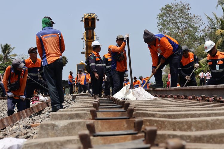 Petugas sedang memerbaiki jalur rel lintas Sentolo-Wates yang rusak imbas kecelakaan Argo Semeru-Argo Wilis.