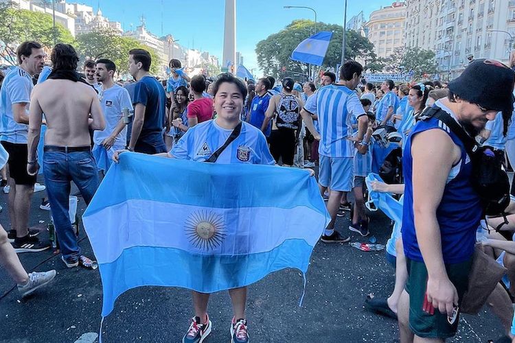 Nada Radjatjut sudah hampir tiga tahun di Argentina dan ikut berpesta dengan warga Buenos Aires merayakan kemenangan Piala Dunia.