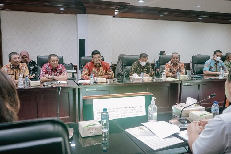 Wali Kota (Walkot) Medan Bobby Nasution memimpin Exit Meeting Pemeriksaan Kinerja atas Efektivitas Pengelolaan Sampah Rumah Tangga (SRT) dan Sampah Sejenis Sampah Rumah Tangga (SSSRT) Pemkot Medan Tahun 2021 dan 2022 di Balai Kota, Kamis (17/11/2022).