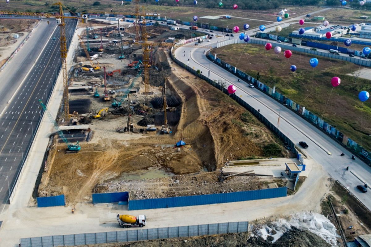 Foto udara proyek kawasan Kota Baru Meikarta, Cikarang, Bekasi, Jawa Barat, Senin (4/9/2017). Pada tahap pertama, akan dibangun 200 ribu unit apartemen yang siap huni pada akhir tahun 2018.