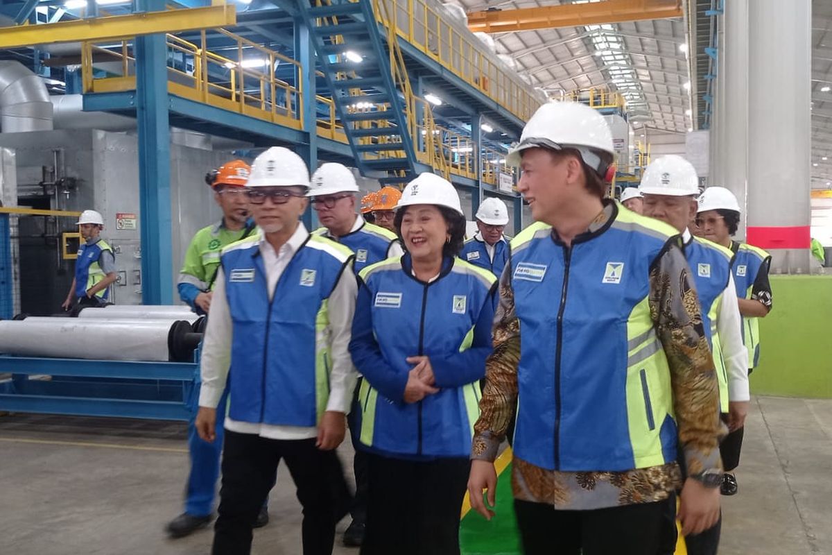 Menteri Perdagangan Zulkifli Hasan saat melepas ekspor delapan kontainer produk baja lapis dengan merek dagang Nexalume, Nexium, dan Nexcolor produksi PT Tata Metal Lestari (Tatalogam Group) dari pabrik baru mereka yang berada di Sadang, Purwakarta, Jawa Barat, pada Jumat (21/6/2024) lalu. 
