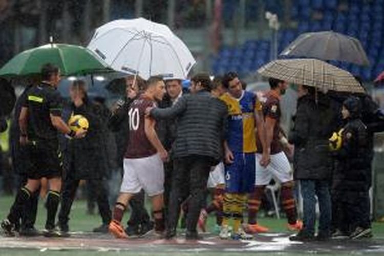 Laga lanjutan Serie-A antara AS Roma dan Parma ditunda akibat hujan deras yang menguyur kota Roma pada Minggu (2/2/2014). 