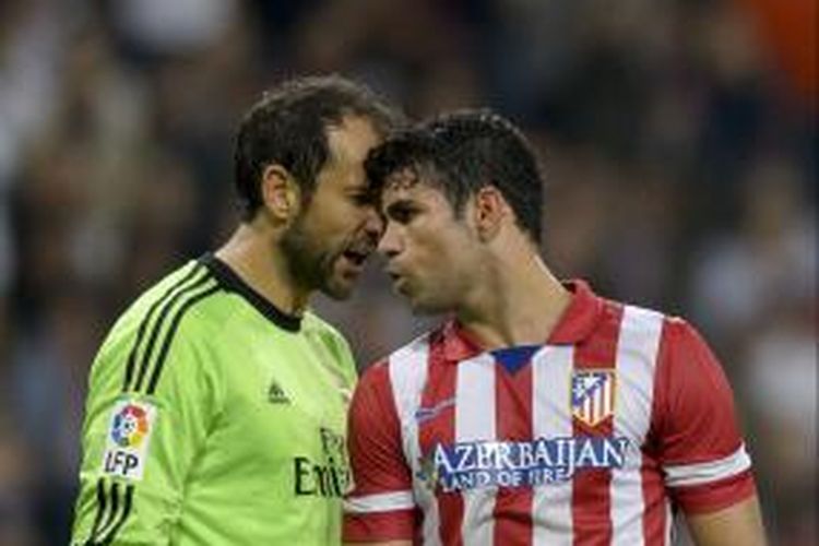 Penjaga gawang Real Madrid, Diego Lopez (kiri), tampak bersitegang dengan striker Atletico Madrid Diego da Silva Costa ketika terjadi derbi Madrid di Santiago Bernabeu, Sabtu (28/9/2013). Costa mencetak gol tunggal yang membuat Atletico menang 1-0.