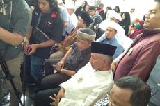 Hadir di Sidang Vonis Buni Yani, Amien Rais Lambaikan Tangan