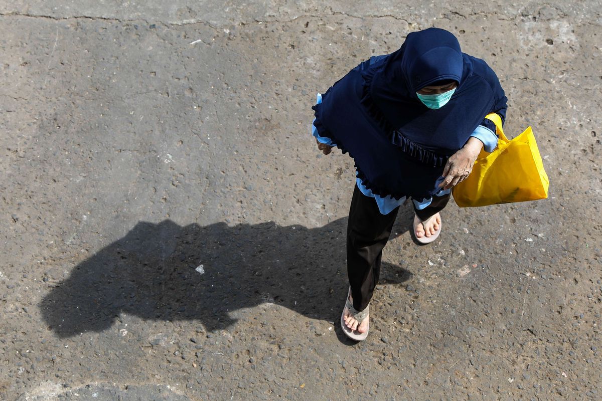 Warga berbelanja menggunakan kantong belanja ramah lingkungan di Pasar Bendungan Hilir (Benhil) di Jakarta Pusat, Kamis (9/7/2020). Larangan penggunaan kantong plastik sekali pakai di Jakarta mulai berlaku sejak Rabu (1/7/2020), pelarangan ini diberlakukan di pusat-pusat perbelanjaan, mulai dari toko swalayan hingga pasar rakyat.