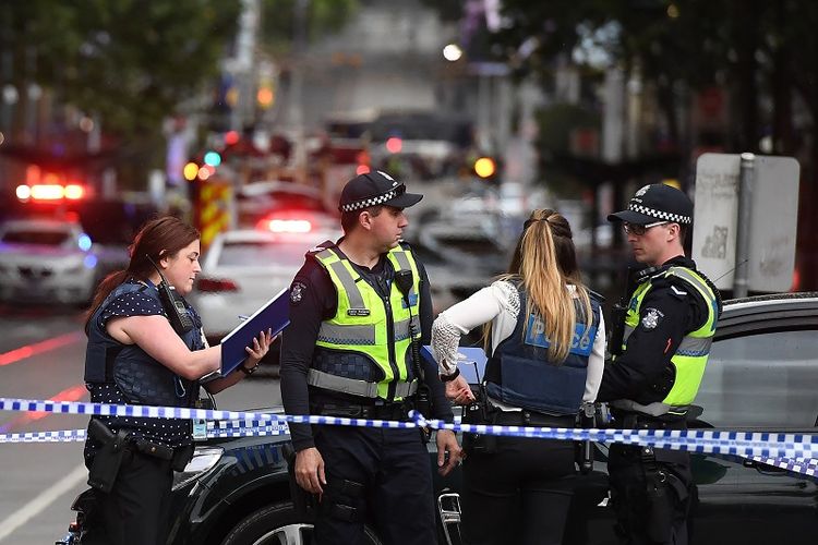 Personel kepolisian negara bagian Victoria, Australia berjaga di dekat lokasi penikaman di kawasan CBD Melbourne, Jumat (9/11/2018).