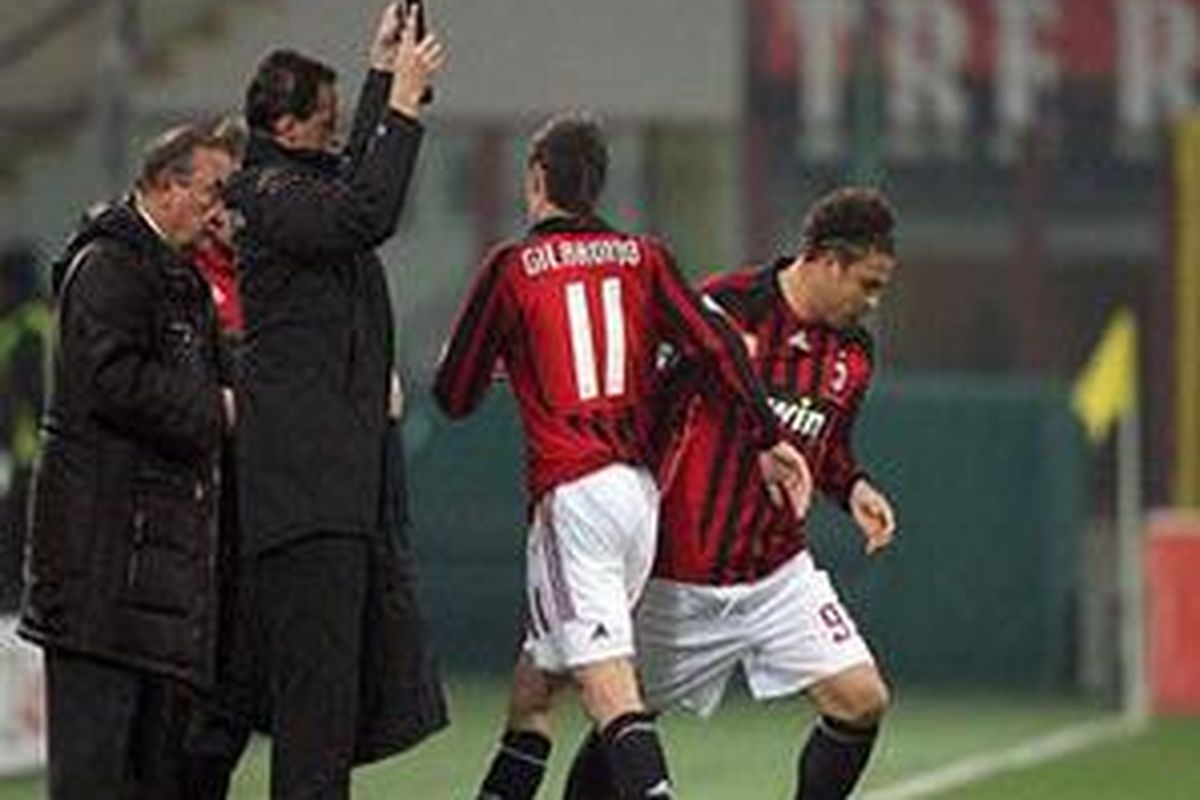 Ronaldo saat diturunkan menggantikan Alberto Gillardino pada pertandingan Milan lawan Livorno, Kamis (14/2).