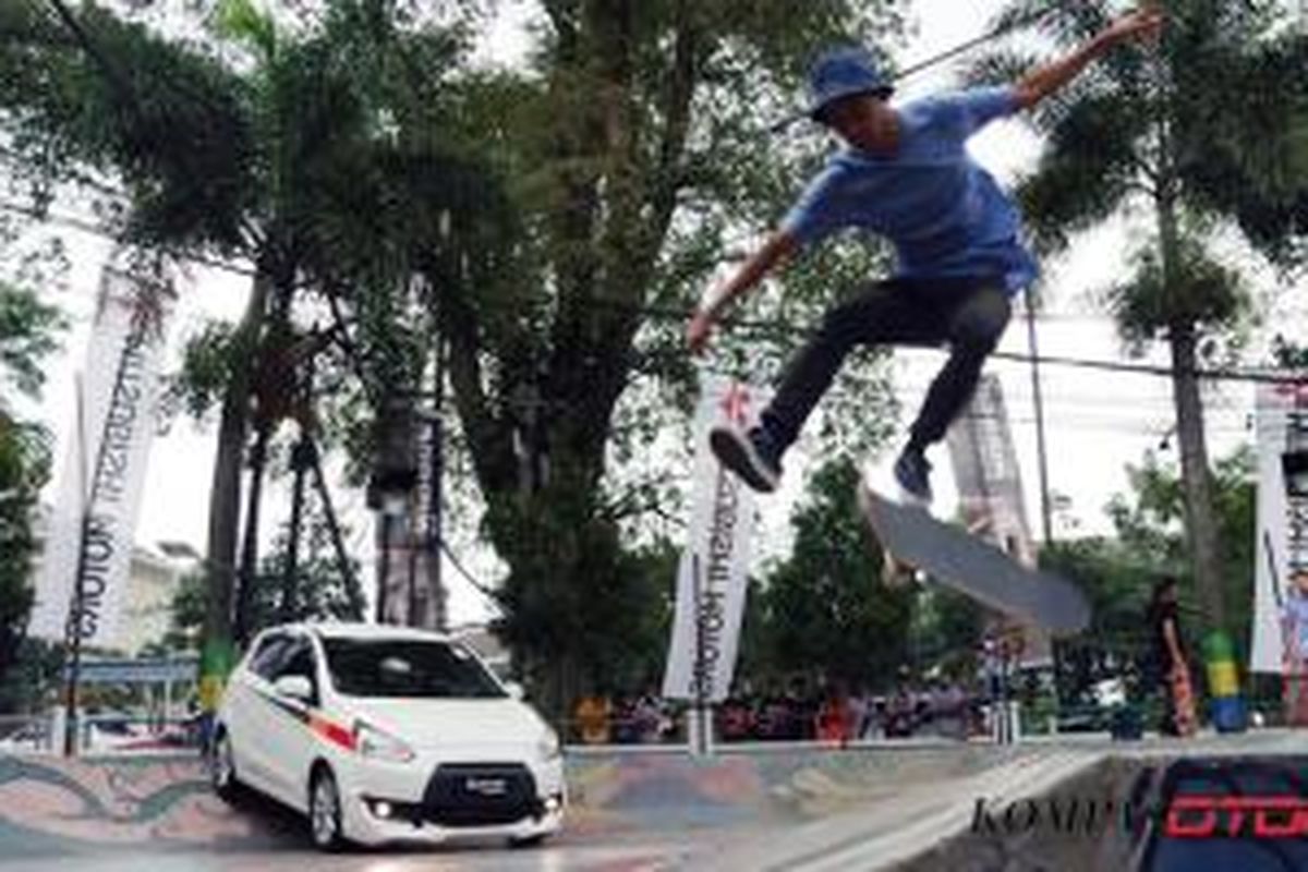 Seorang skater beraksi di depan New Mirage Sport di Bandung, Kamis (22/1/2015).