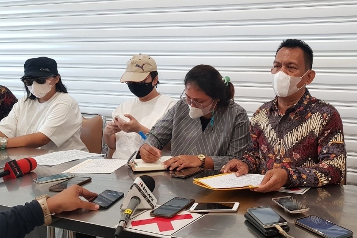 Keluarga lansia yang menjadi korban pengeroyokan  yang didampingi kuasa hukum saat melakukan konferensi pers di rumah duka Grand Heaven di Pluit, Jakarta Utara, Senin (24/1/2022).