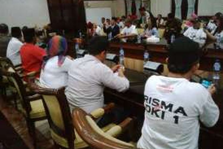 Puluhan orang anggota Kharisma Jakarta berdialog dengan Wali Kota Surabaya Tri Rismaharini di ruang rapat Wali Kota Surabaya, Senin (19/9/2016).