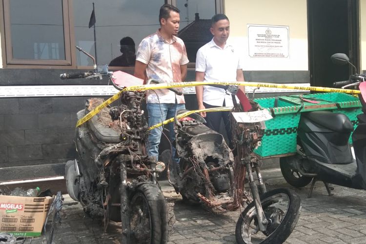 Dua sepeda motor yang dibakar AN atas persetujuan AR ditunjukkan di Polresta Magelang, Rabu (22/5/2024).