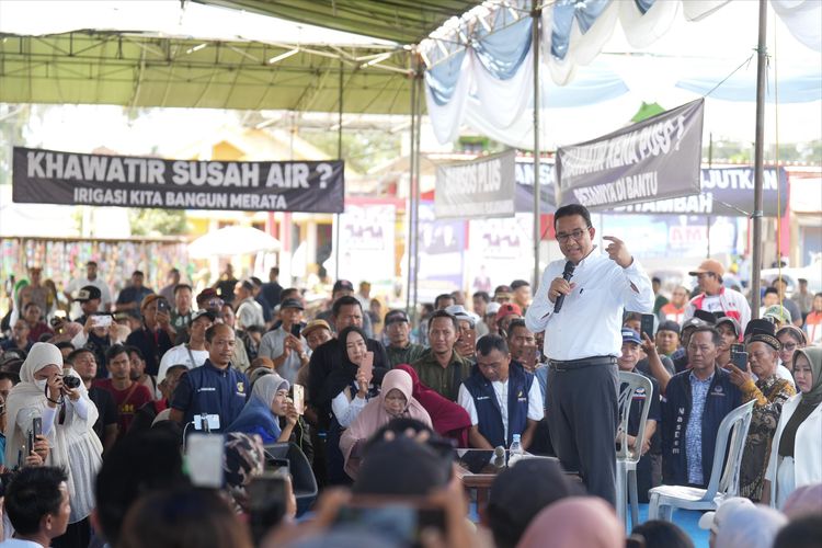 Capres nomor urut satu, Anies Baswedan, menghadiri acara Rembug Petani bersama Gaptokan Lampung Timur di Lapangan Sidorejo, Minggu (14/1/2024).