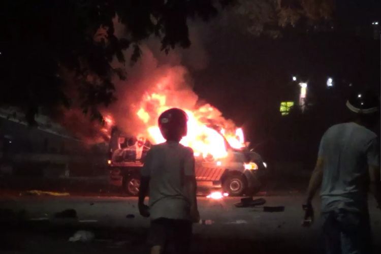 Suasana bentrokan di depan Kampus Universitas Negeri Makassar (UNM) Jalan Andi Pangerang Pettarani, Makassar, Sulawesi Selatan. Kamis, (22/10/2020).