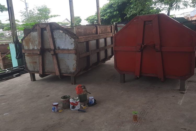 DLH Kota Semarang tengah memperbaiki kontainter truk sampah dan menambah kontainer baru.