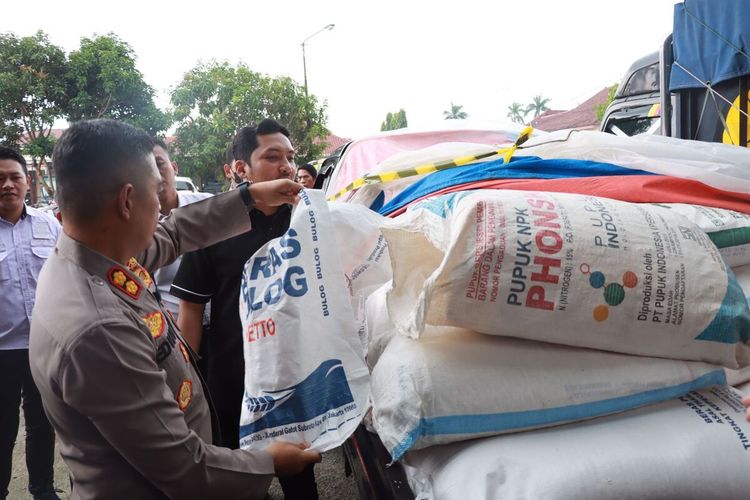 Polres Majalengka, Jawa Barat, menunjukan 50 ton beras yang diduga Oplosan dan juga karung karung kosong sisa oplosan, di Mapolres Majalengka, Selasa (14/3/2023)