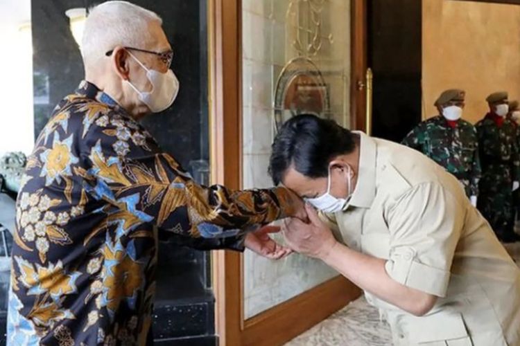 Menteri Pertahanan (Menhan) Prabowo Subianto menerima kunjungan Wakil Presiden ke-6 Try Sutrisno di Kantor Kementerian Pertahanan (Kemenhan), Jakarta, Selasa (11/1/2022).