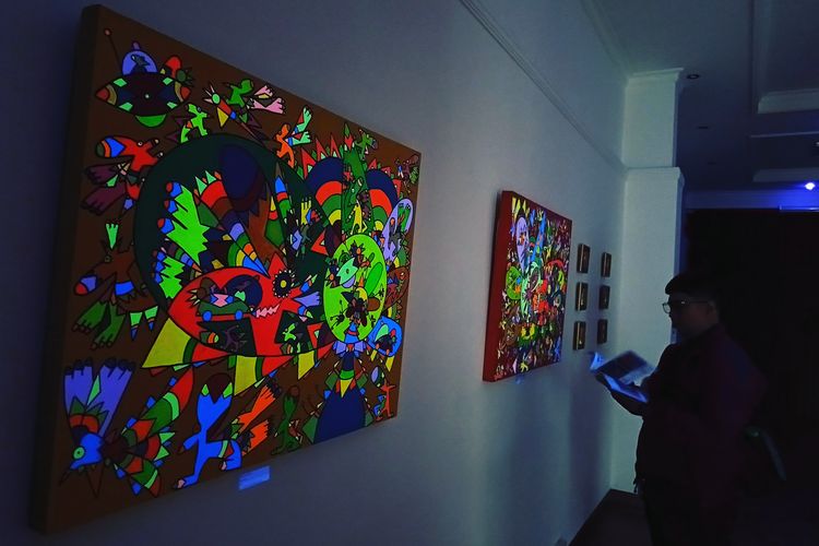 Sebanyak 26 karya bergaya Neo Pop-Art dalam remang cahaya yang nyaris senyap, warna-warni menyala dari balik kanvas karya-karya Daniel Kho dalam pameran tunggal bertajuk La Wet di Wisma Jerman, Surabaya