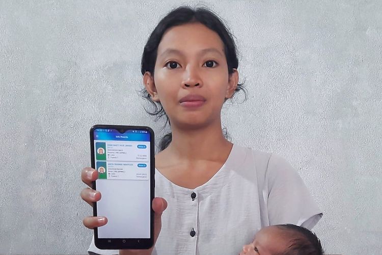 Siam Baeti (24), warga Desa Majatengah, Kecamatan Kemangkon, Purbalingga, Jawa Tengah menunjukkan kepesertaan Jaminan Kesehatan Nasional (JKN) melalui aplikasi mobile JKN, Sabtu (5/8/2023).