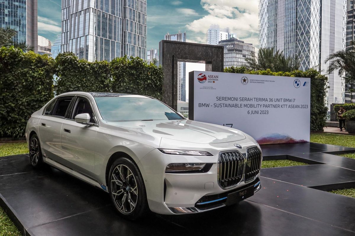 Seremonial Serah Terima BMW i7 Sebagai Sustainable Mobility Partner KTT ke-43 ASEAN PLUS 2023