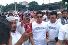 Jalan dari KKP ke Balai Kota, Sandiaga Sapa Peserta Aksi Bela Palestina