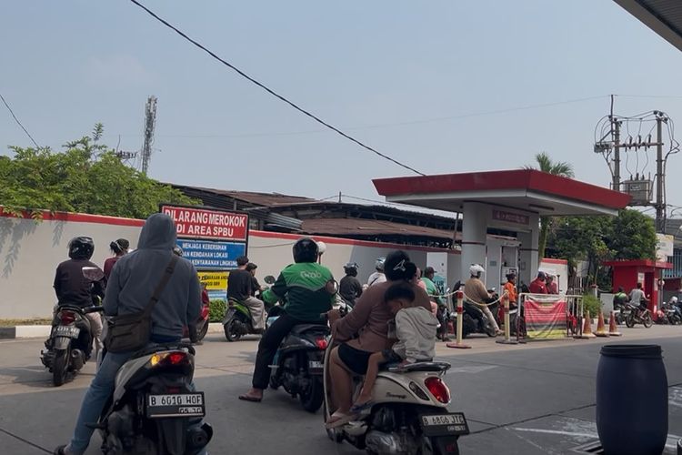 Harga Pertamax Naik, Antrean Pertalite Mengular di SPBU Serua Tangsel
