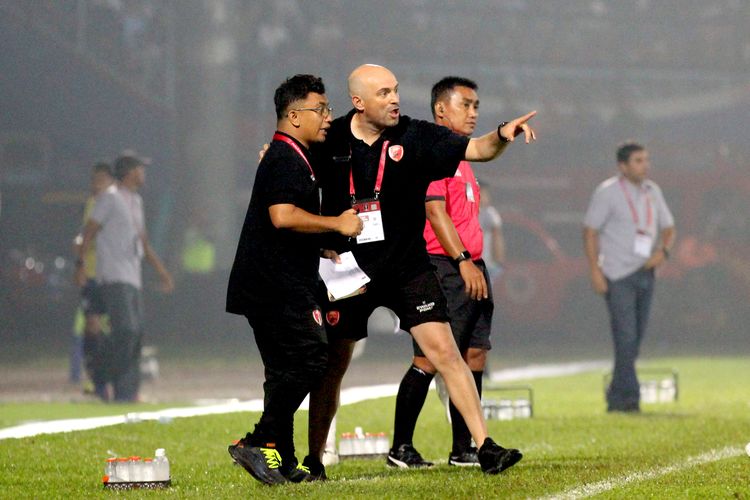 Pelatih PSM Makassar Bernardo Tavares berdiskusi dengan asistennya saat pertandingan melawan Arema FC pada babak penyisihan grup D Piala Presiden 2022 yang berakhir dengan skor 0-1 di Stadion Kanjuruhan Kepanjen Kabupaten Malang, Sabtu (11/6/2022) malam.